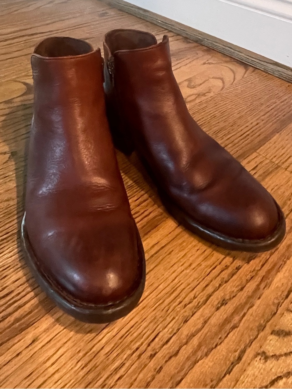NWT Born Leather Side Zip Chelsea Boots size 6